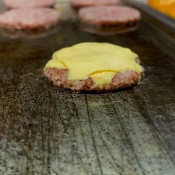Post di Roby's Burger su Instagram del 29 ottobre 2024: il cheddar che si scioglie sulla piastra