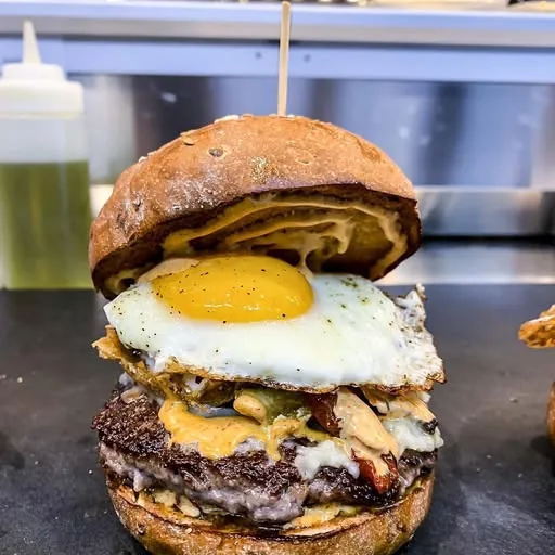 Post di Roby's Burger su Instagram del 11 gennaio 2022: burger con uovo all'occhio di bue