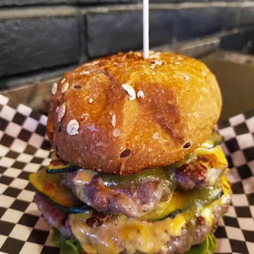 Post di Roby's Burger su Instagram del 24 ottobre 2021: doppio burger con zucchine sulla carta a quadri