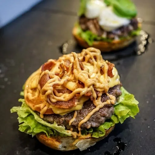 Post di Roby's Burger su Instagram del 25 giugno 2021: due burger con salsa e mozzarella