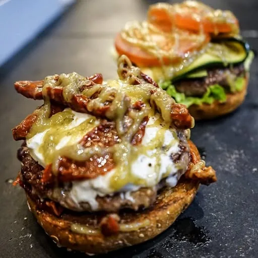 Post di Roby's Burger su Instagram del 4 giugno 2021: burger con stracciatella e pomodori secchi