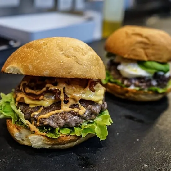 Post di Roby's Burger su Instagram del 21 maggio 2021: due burger appena chiusi sul bancone