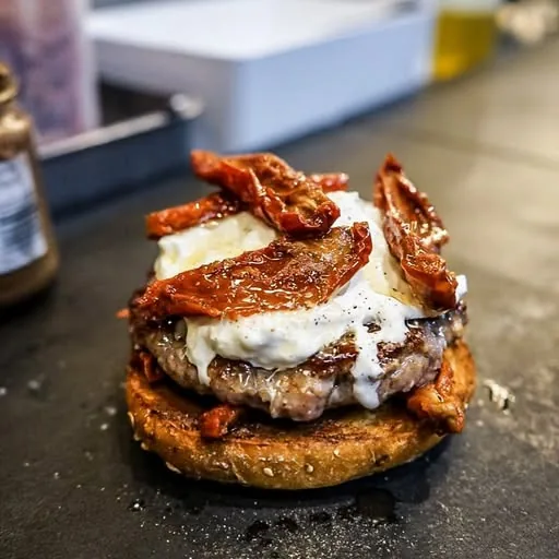 Post di Roby's Burger su Instagram del 30 aprile 2021: burger con pomodori secchi e formaggio